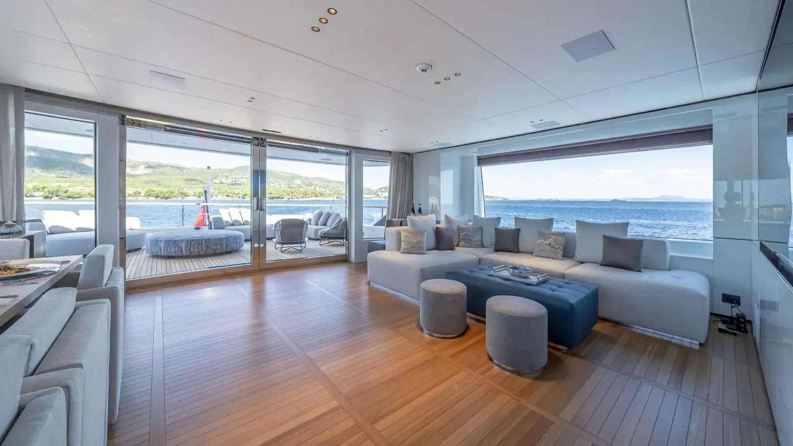 ALPHA WAVES - photo 31 yacht charter Cannes