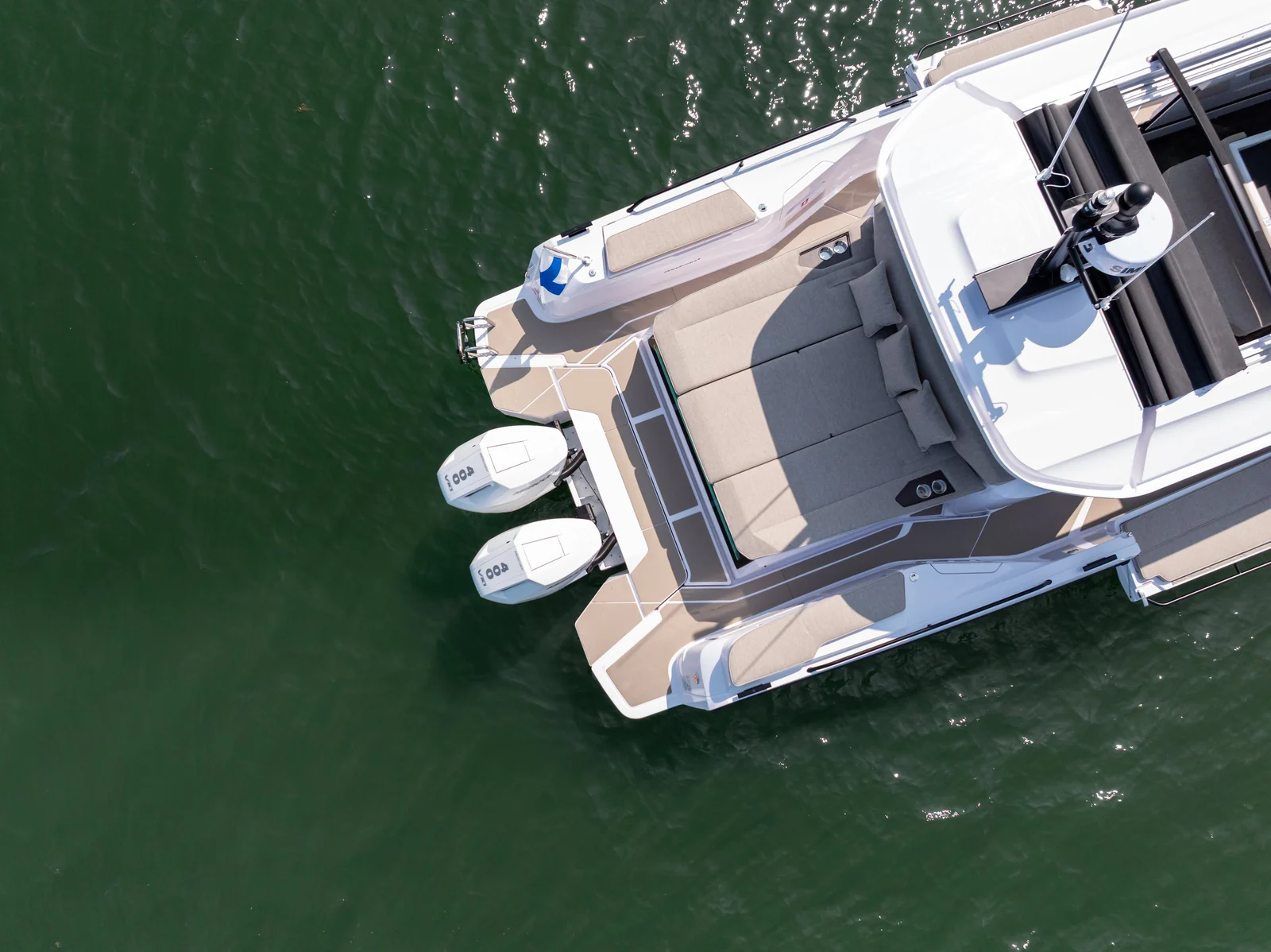 Axopar 45 XC Cross Cabin - photo 7 yacht charter Cannes