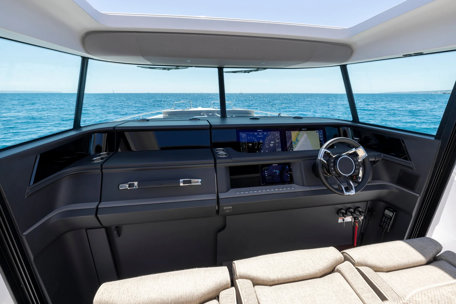 Axopar 45 XC Cross Cabin - photo 9 yacht charter Cannes