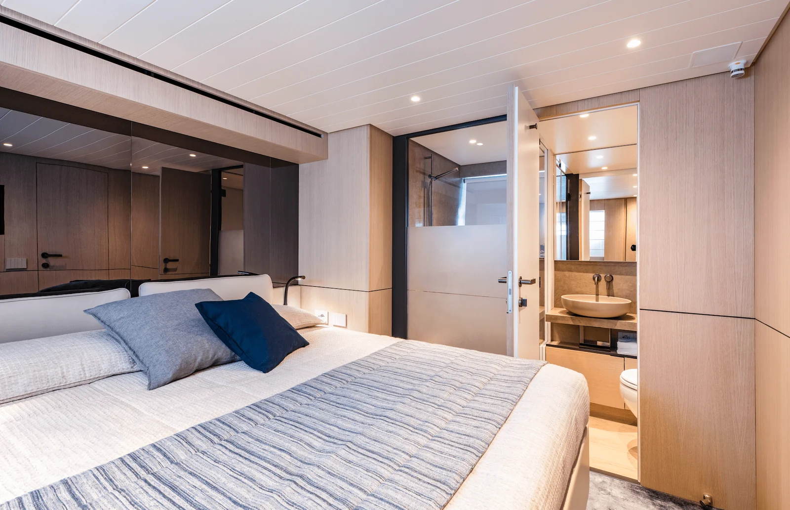 Bluegame BG62 - photo 28 yacht charter Cannes