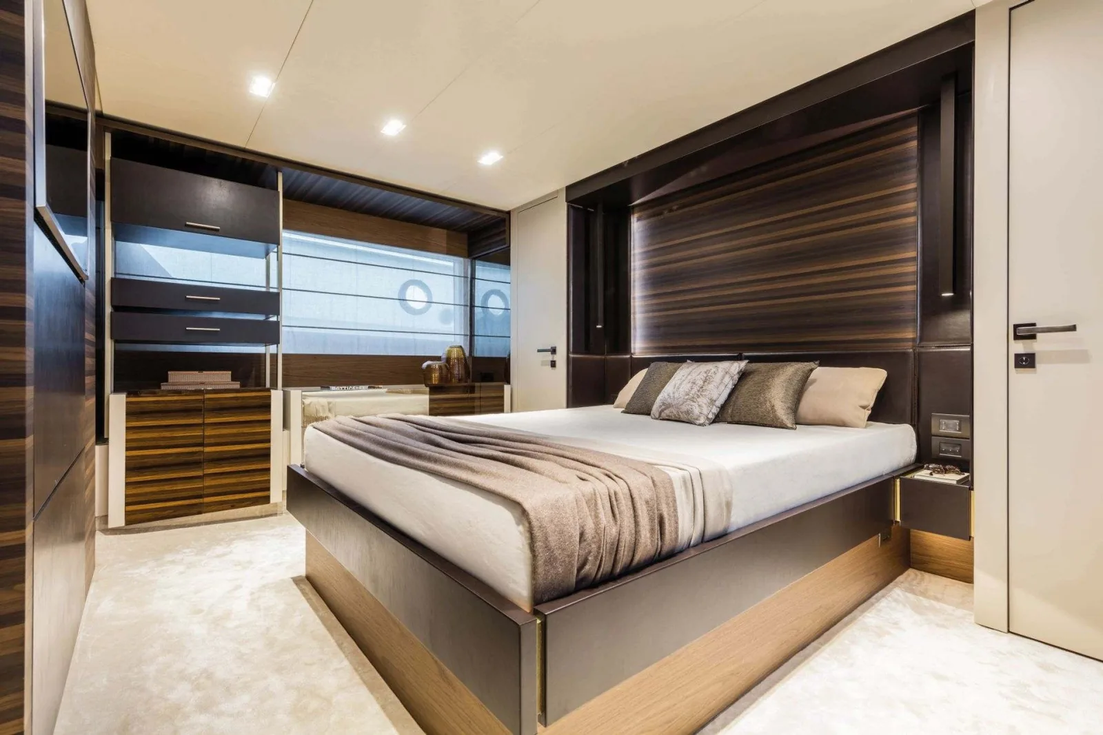 CARE ONE - photo 10 yacht charter Cannes