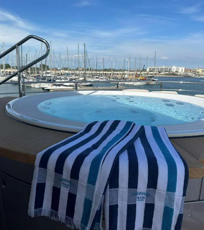 Cosmico - photo 46 yacht charter Cannes