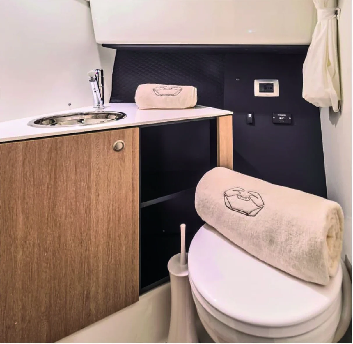 Cranchi E30 Endurance - photo 6 yacht charter Cannes