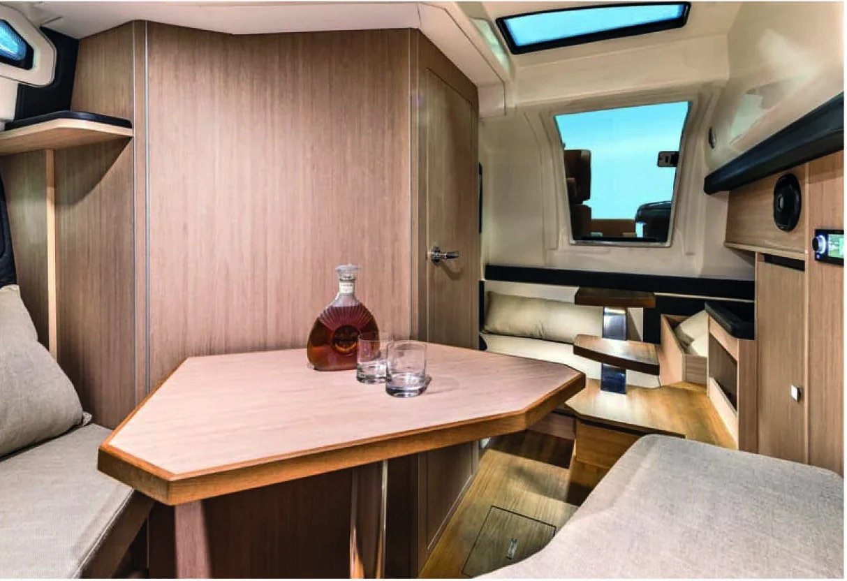 Cranchi E30 Endurance - photo 8 yacht charter Cannes