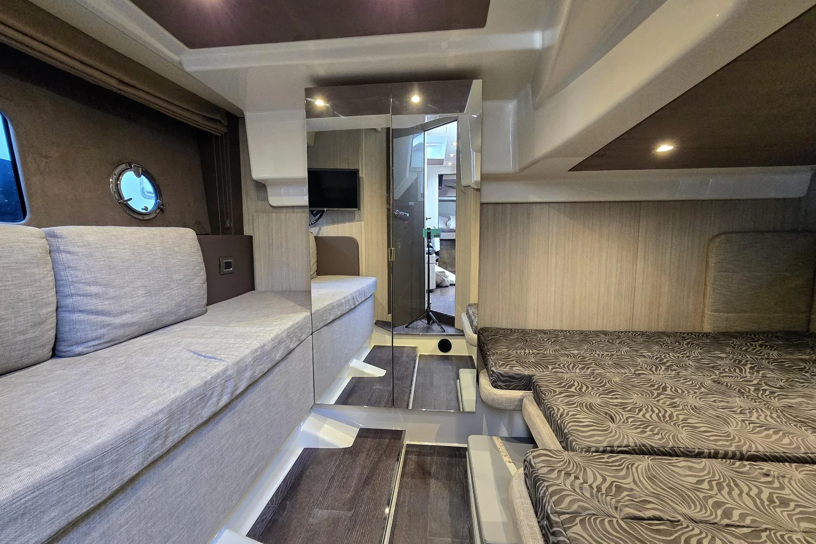 Cranchi M44 HT - photo 13 yacht charter Cannes