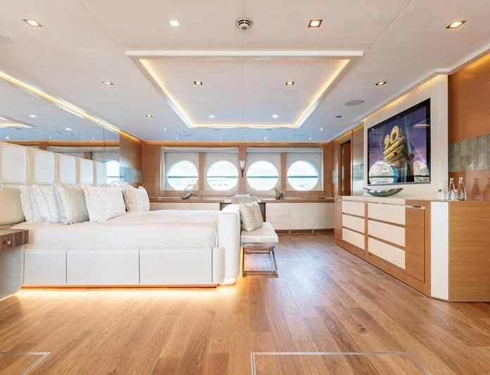 DB9 - photo 5, DB9 yacht charter