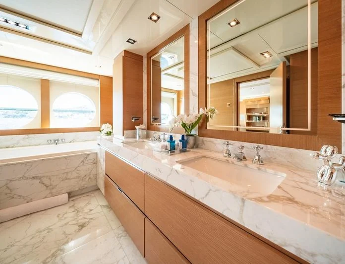 DB9 - photo 7, DB9 yacht charter