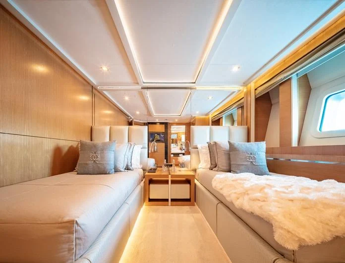 DB9 - photo 8, DB9 yacht charter