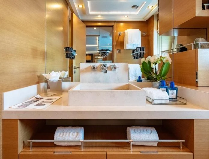 DB9 - photo 9, DB9 yacht charter