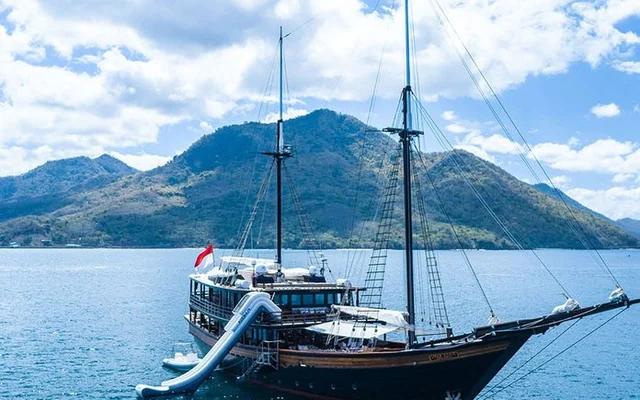 DUNIA BARU - sailing yacht for week charter