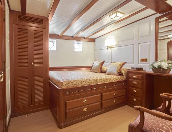 ELENA OF LONDON - photo 5, ELENA OF LONDON yacht charter