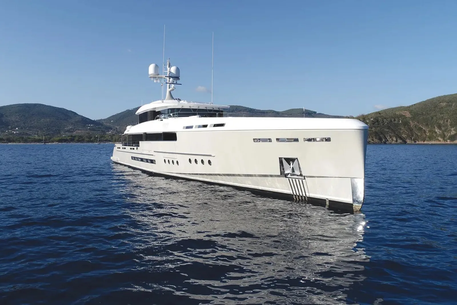ENDEAVOUR 2 - photo 2 yacht charter Cannes
