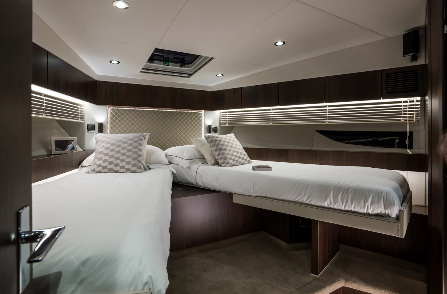 Fairline Targa 48 - photo 9 yacht charter Cannes