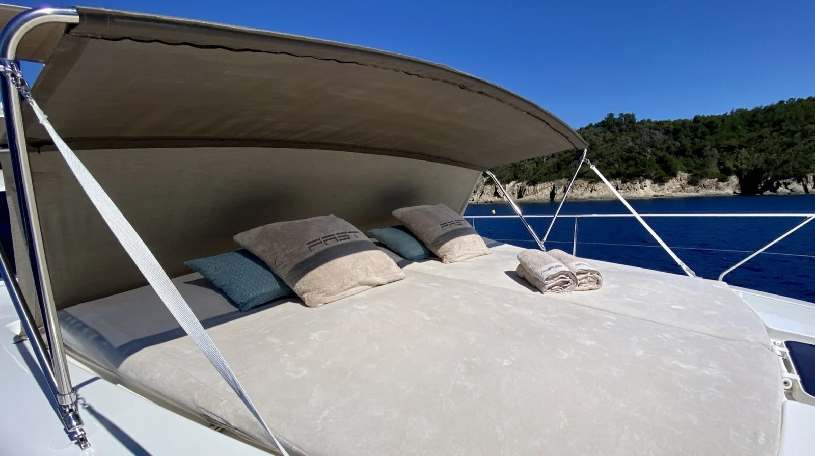 Ferretti 620 - photo 8 yacht charter Cannes