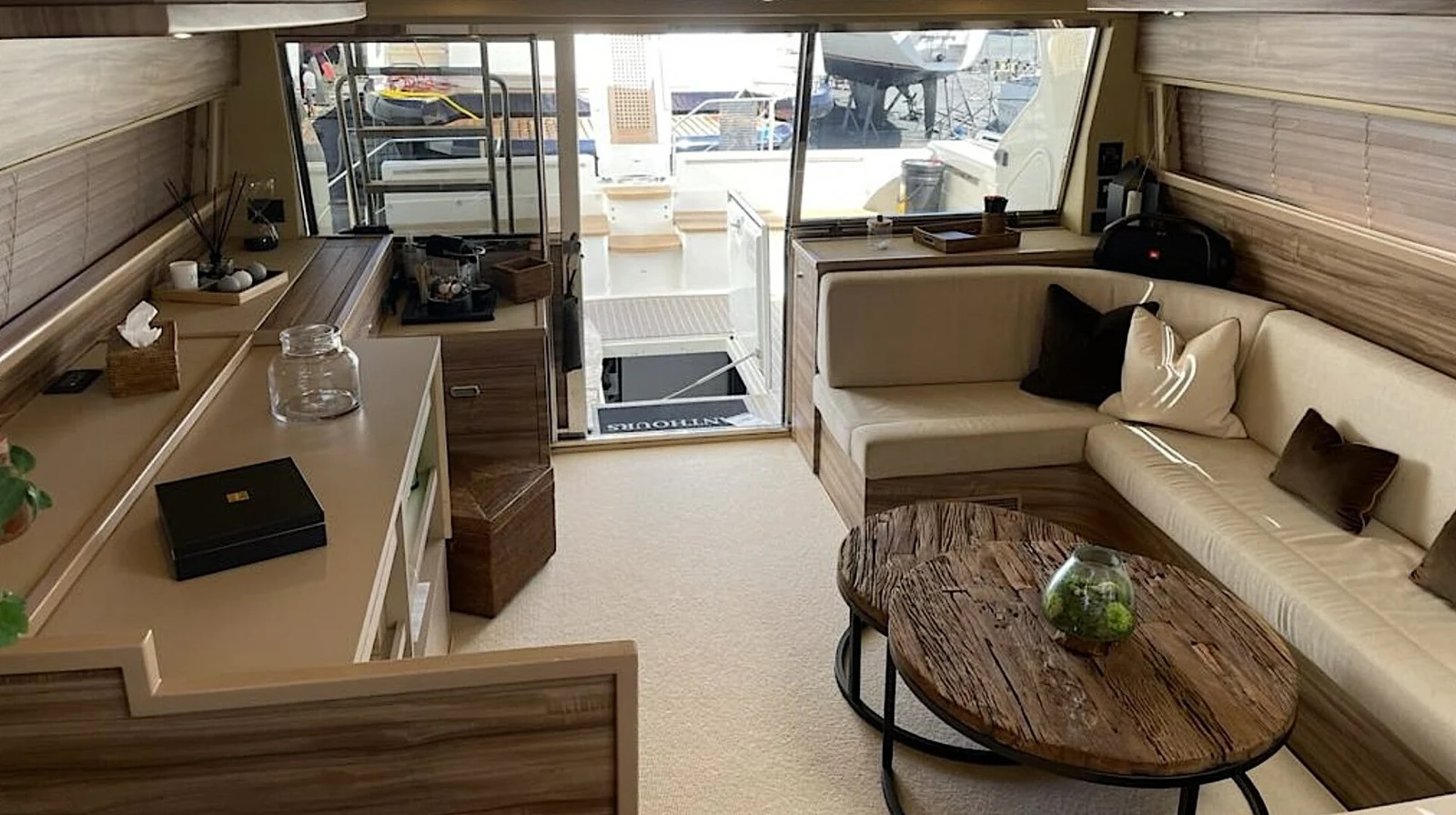 Ferretti 620 - photo 9 yacht charter Cannes