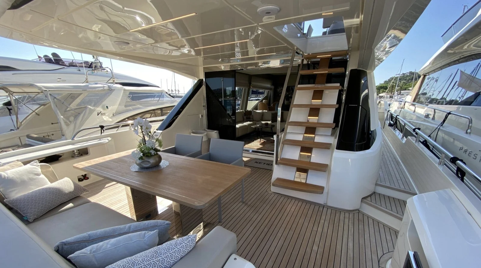 Ferretti 720 (Breeze) - photo 11 yacht charter Cannes