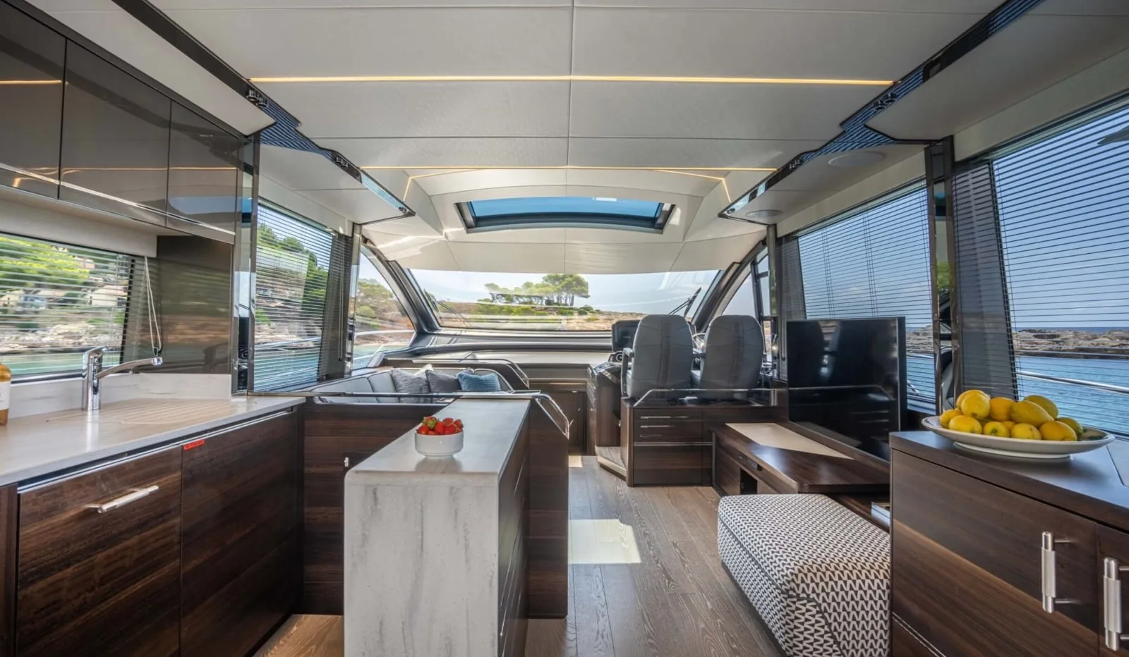 FORZA - photo 11 yacht charter Cannes