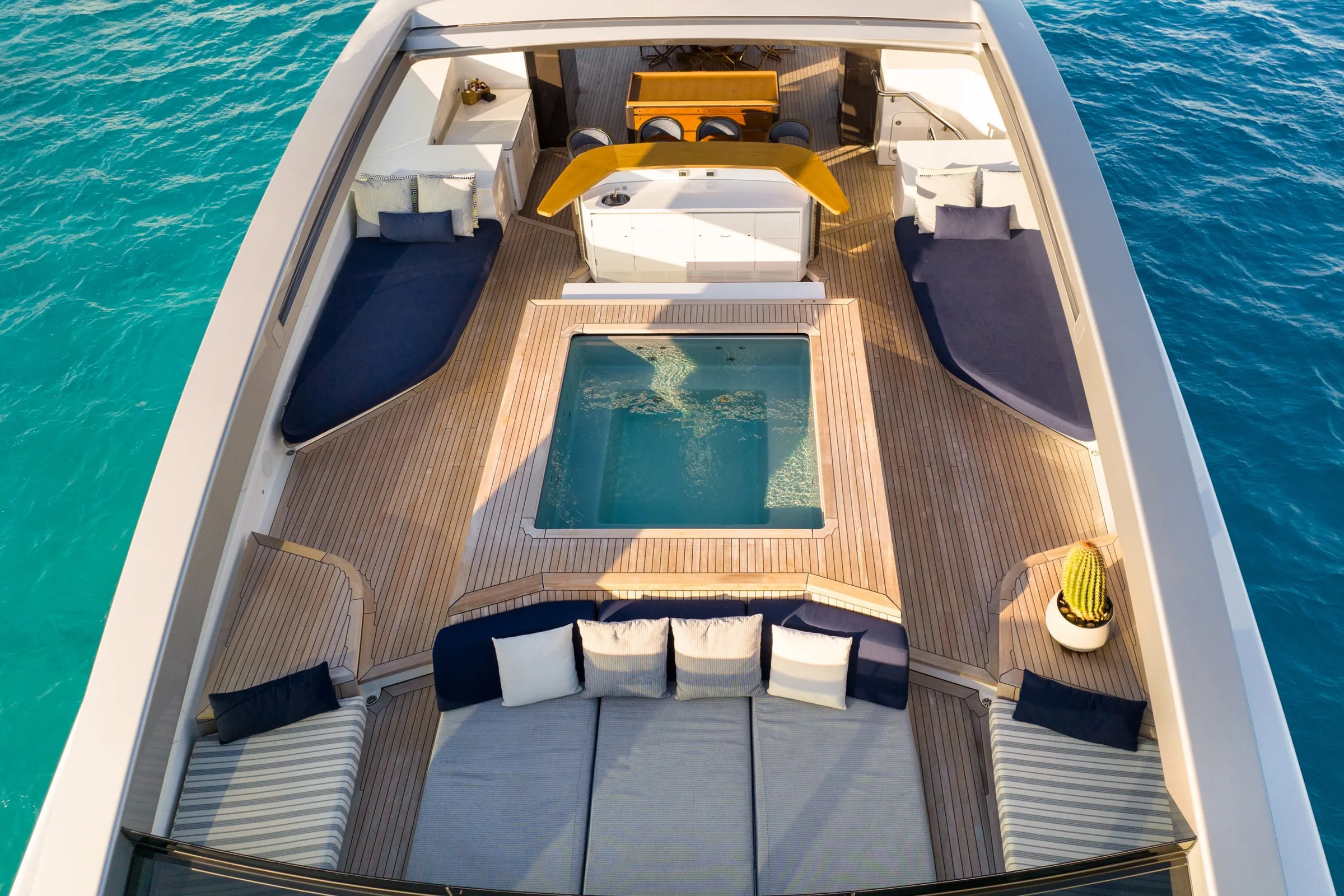 HALO - photo 10 yacht charter Cannes