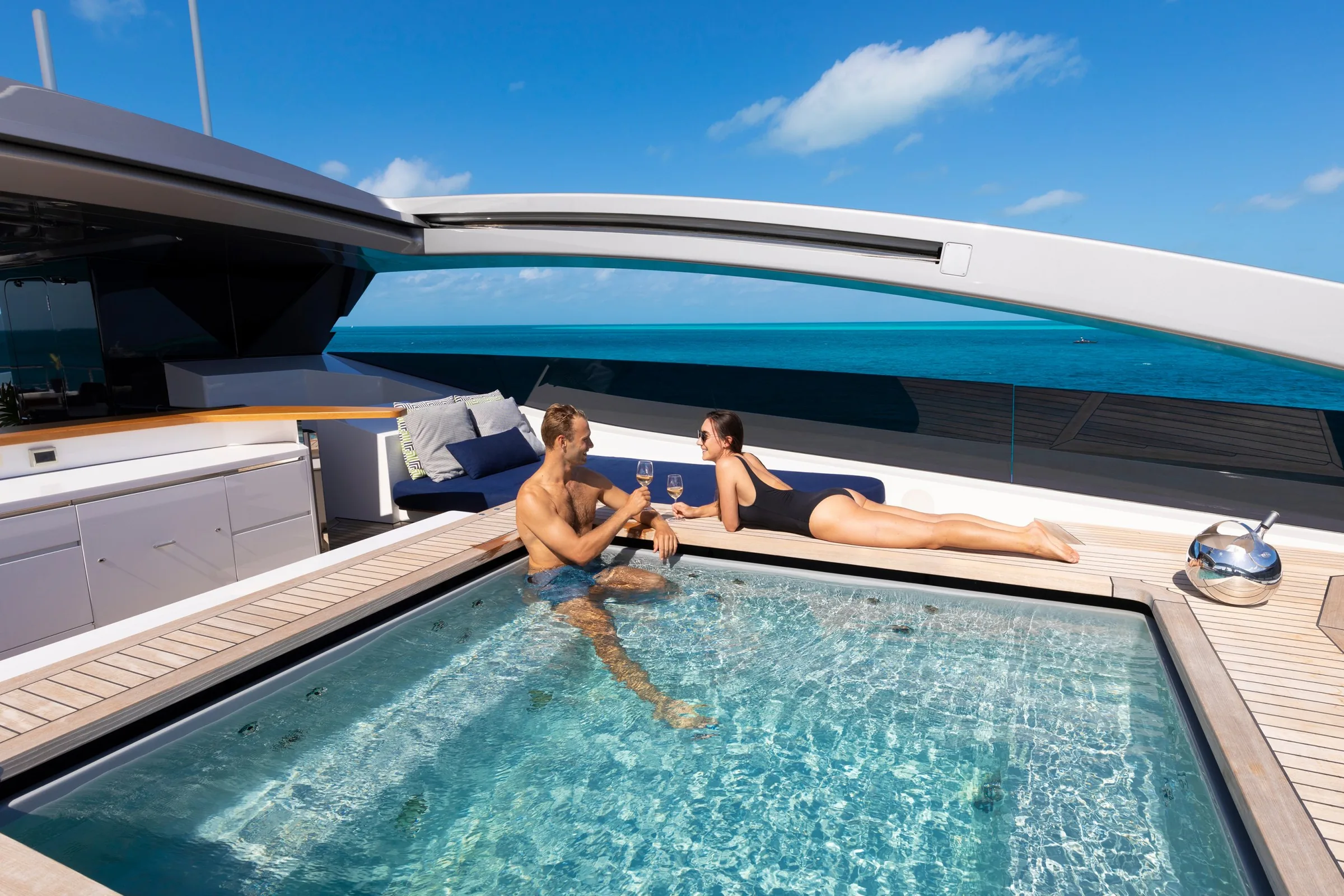 HALO - photo 17 yacht charter Cannes
