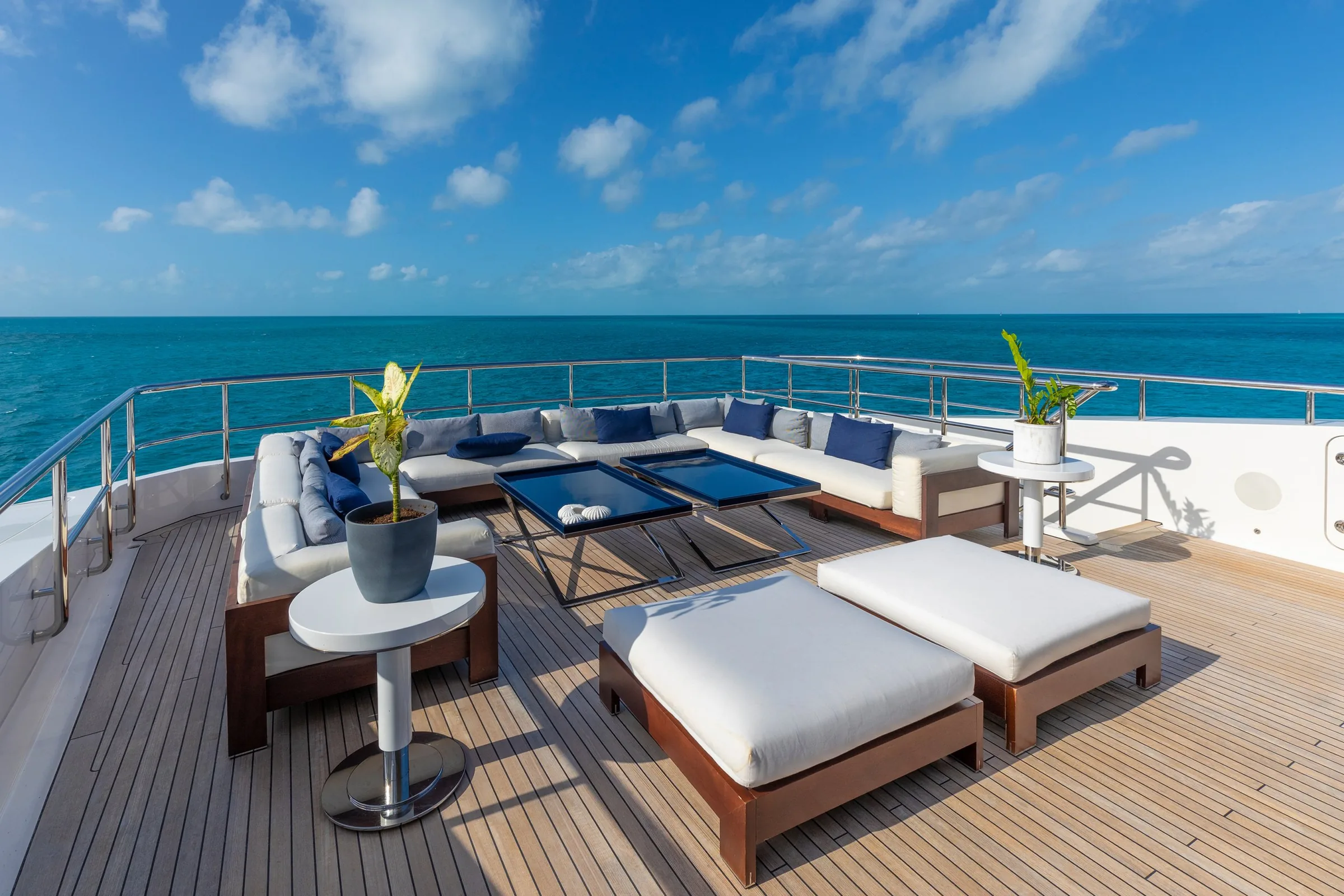 HALO - photo 22 yacht charter Cannes