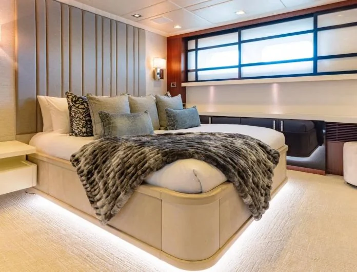 HOLDIN' MY OWN - photo 9, HOLDIN' MY OWN yacht charter
