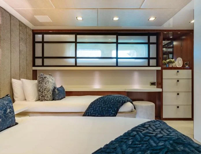 HOLDIN' MY OWN - photo 10, HOLDIN' MY OWN yacht charter