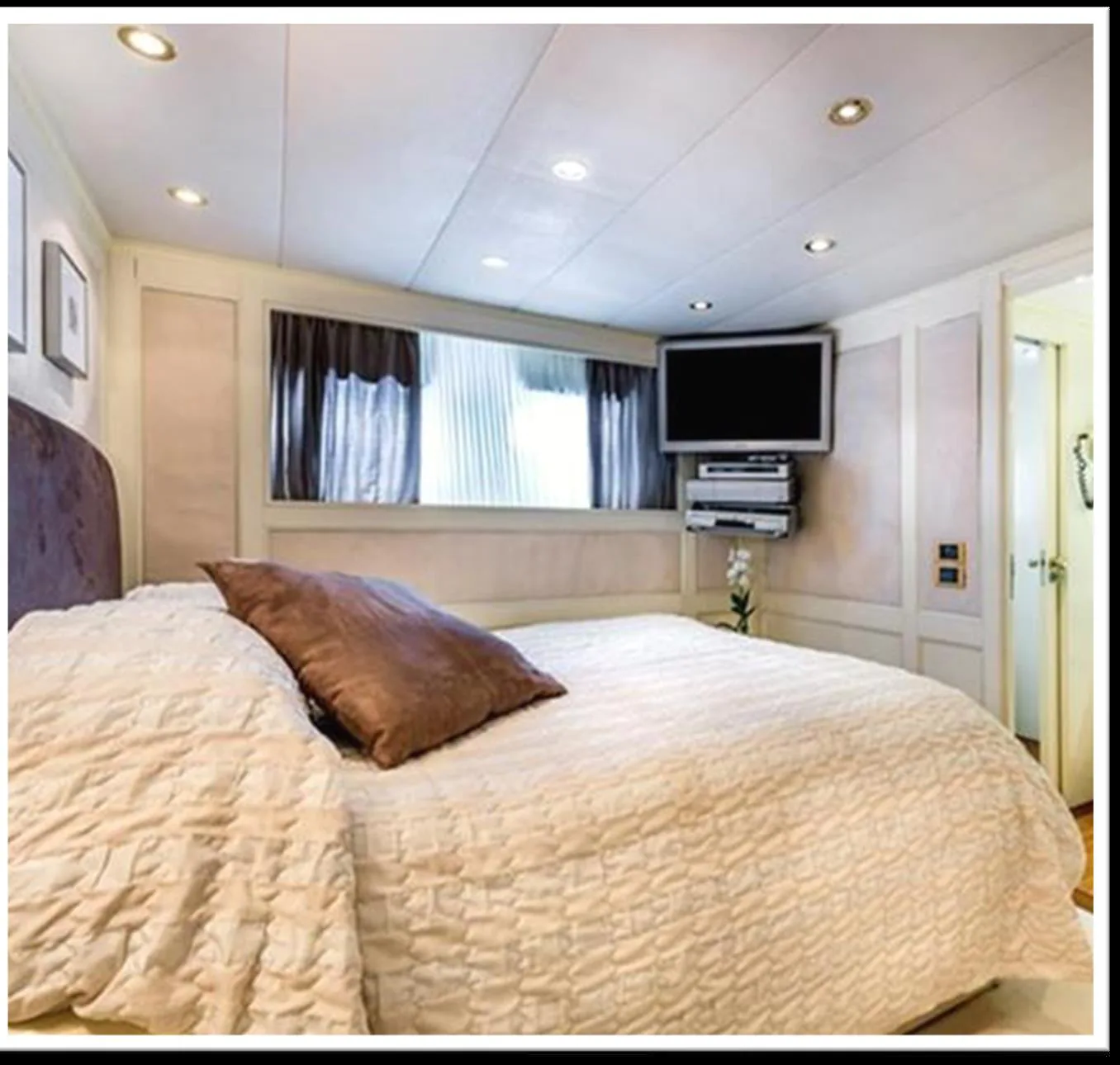 Jojo - photo 9 yacht charter Cannes