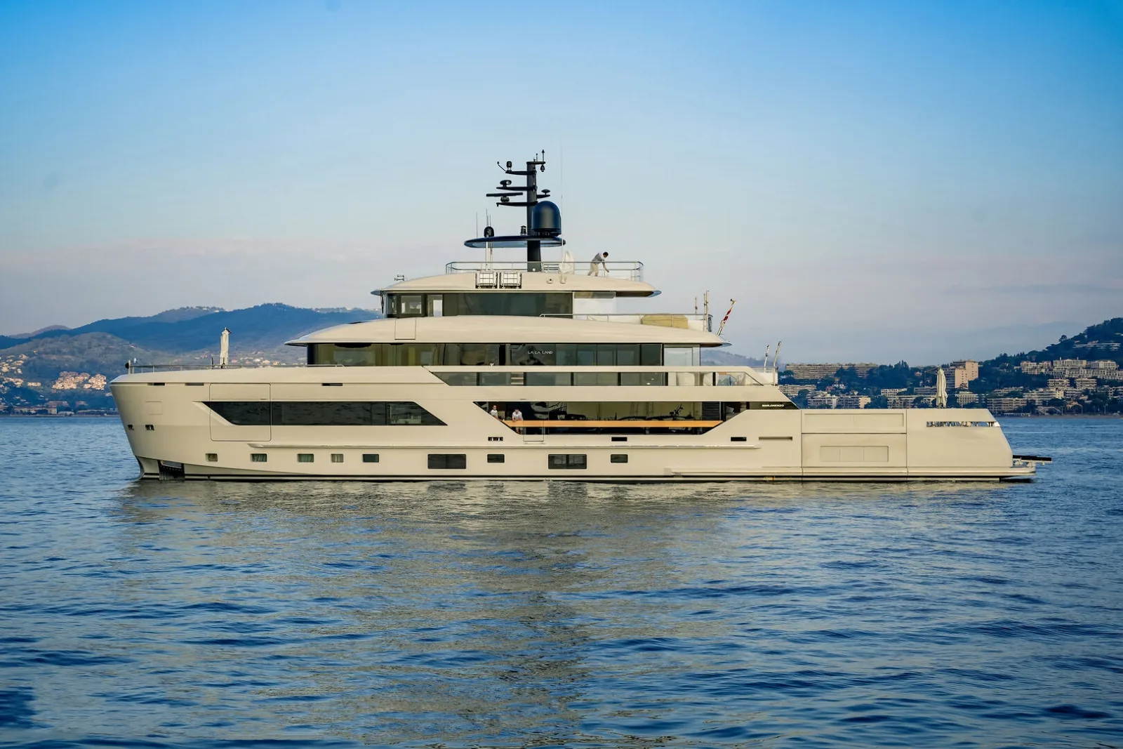 LA LA LAND - photo 8 yacht charter Cannes