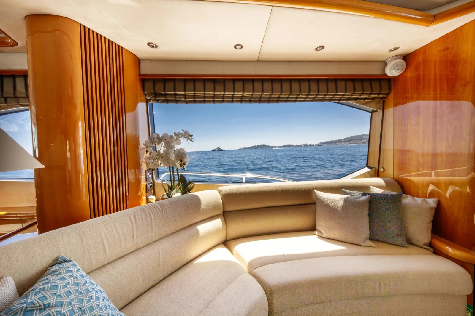 LADY YOUSRA - photo 15 yacht charter Cannes