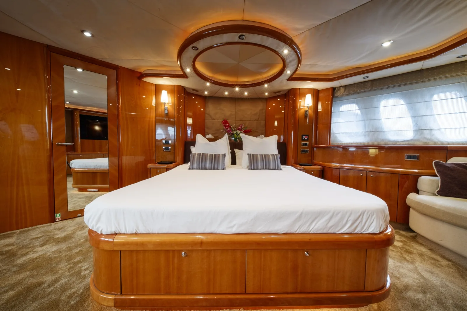 LADY YOUSRA - photo 21 yacht charter Cannes