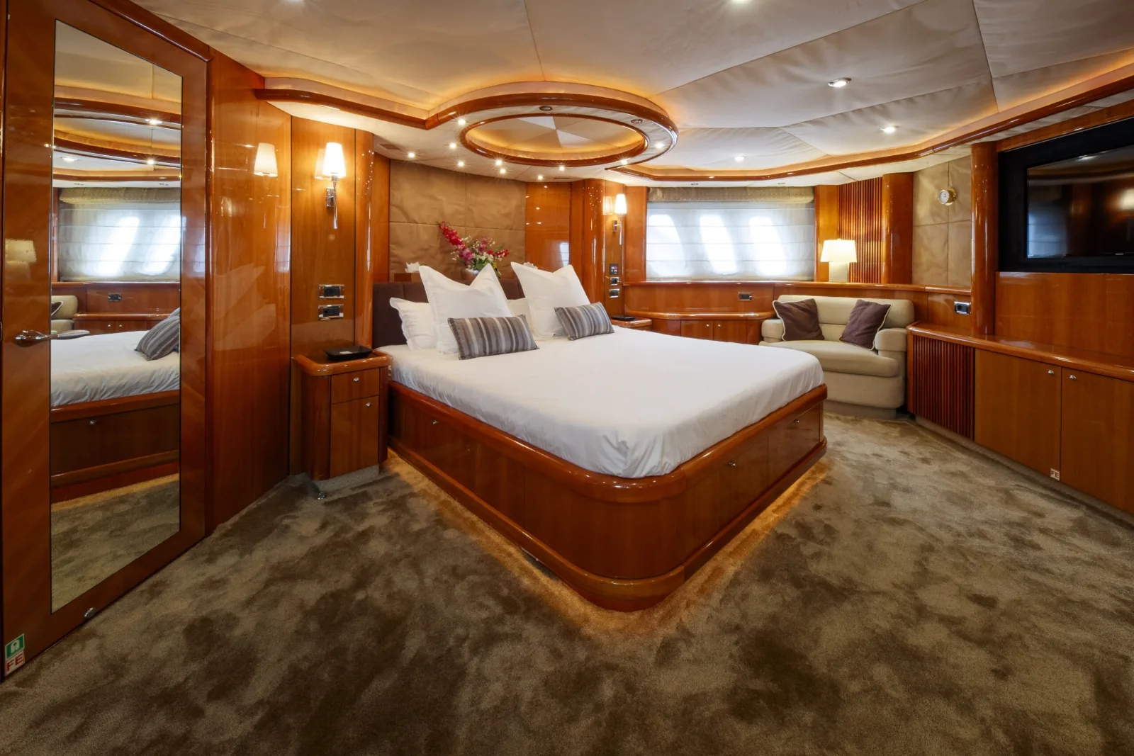 LADY YOUSRA - photo 22 yacht charter Cannes