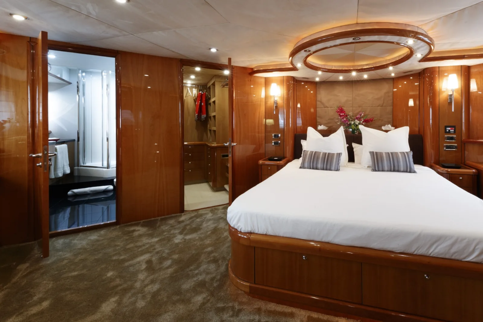 LADY YOUSRA - photo 23 yacht charter Cannes