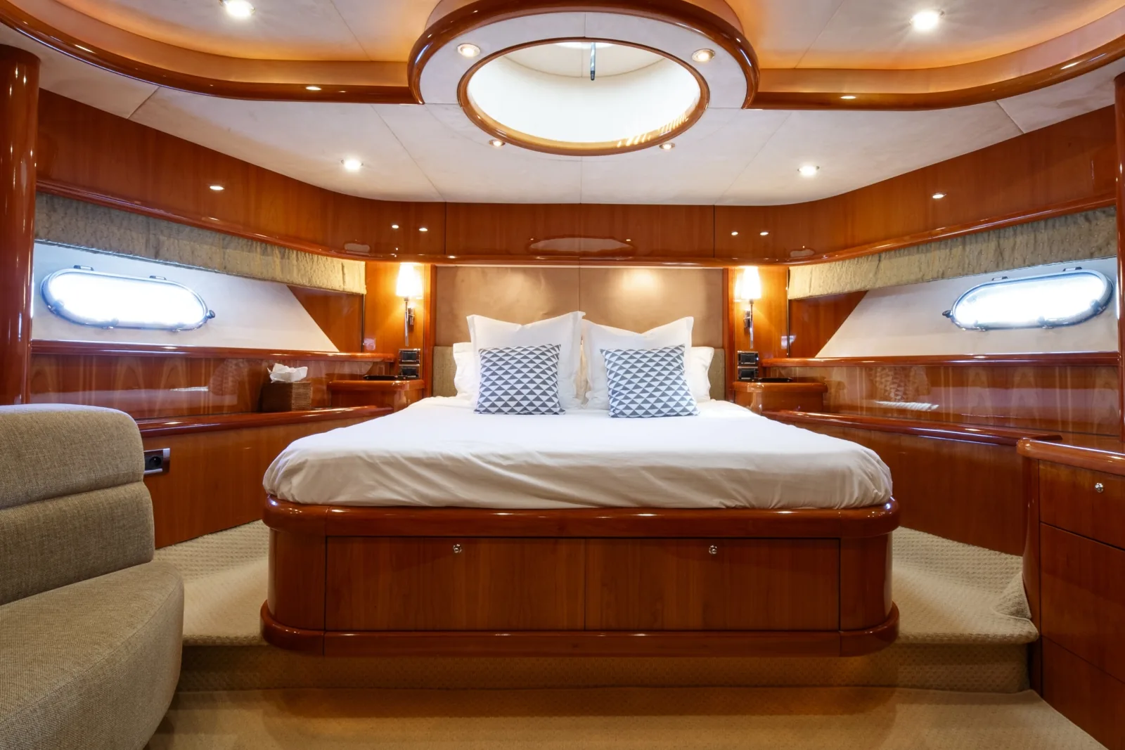 LADY YOUSRA - photo 26 yacht charter Cannes