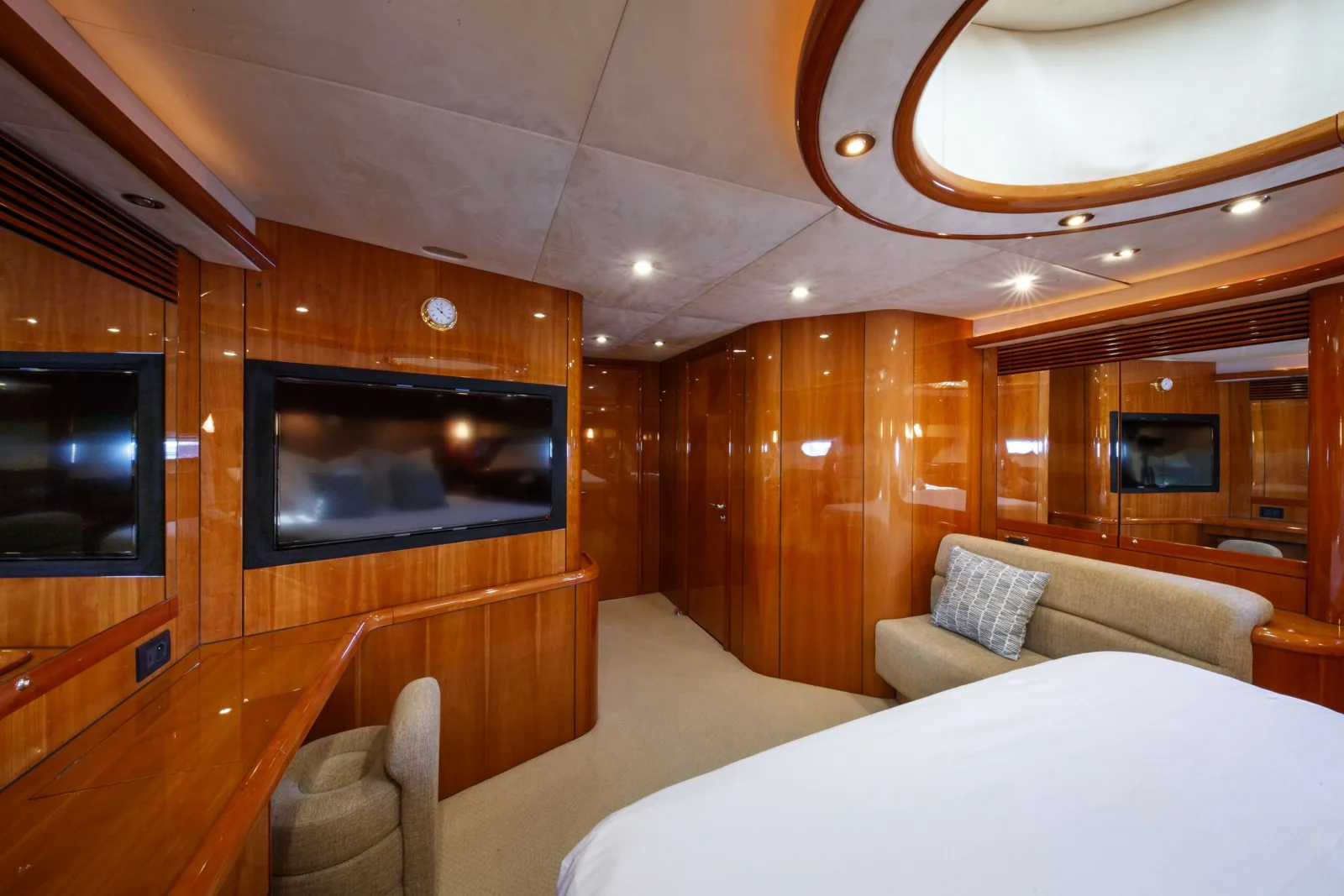 LADY YOUSRA - photo 28 yacht charter Cannes