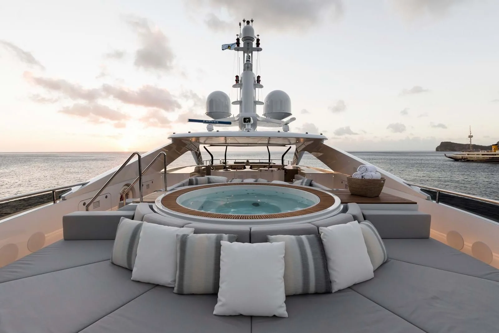 LAURENTIA - photo 11 yacht charter Cannes