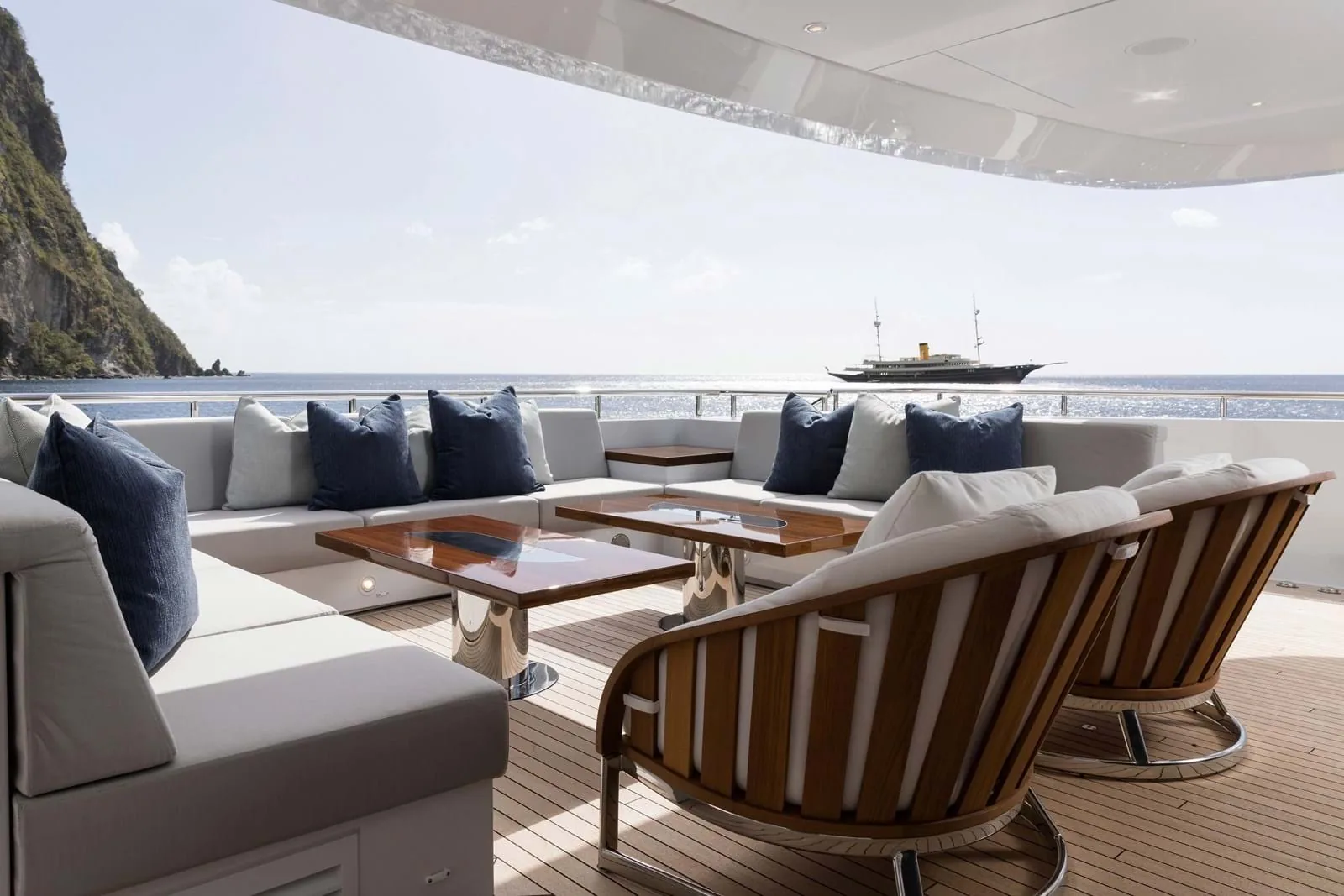 LAURENTIA - photo 14 yacht charter Cannes