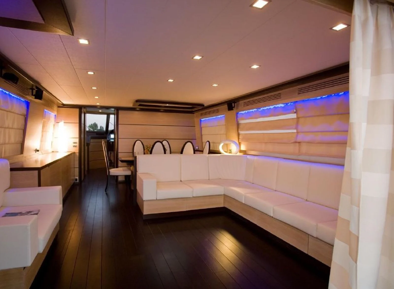 Leonard 74 - photo 2 yacht charter Cannes