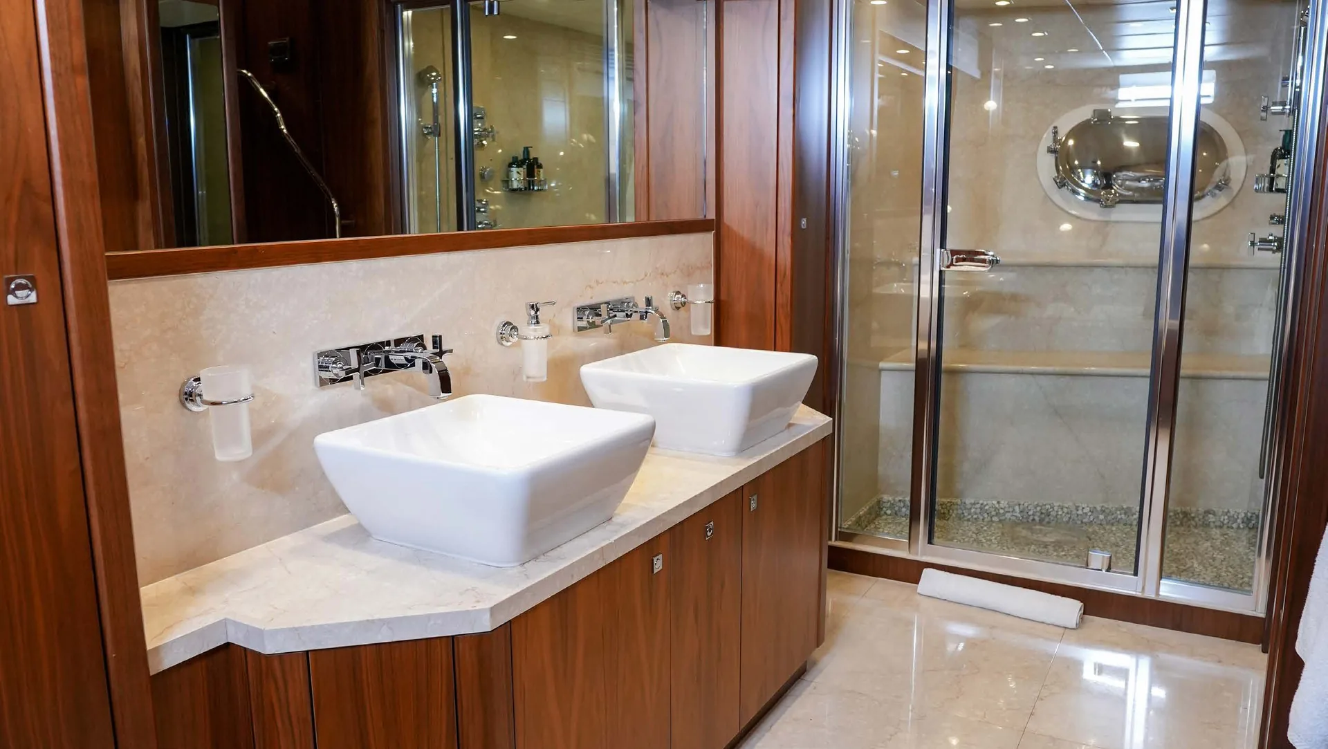 Lucien - photo 19 yacht charter Cannes