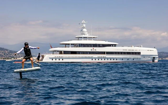 MOUNA - explorer for week charter