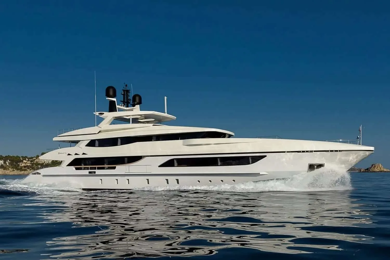 MR T - photo 2 yacht charter Cannes