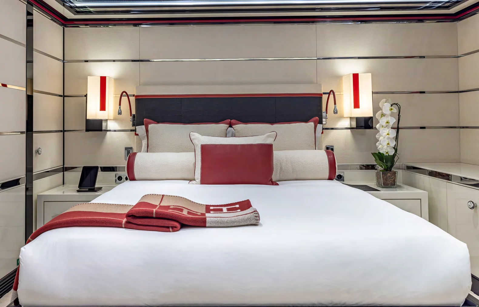 OKTO - photo 18 yacht charter Cannes