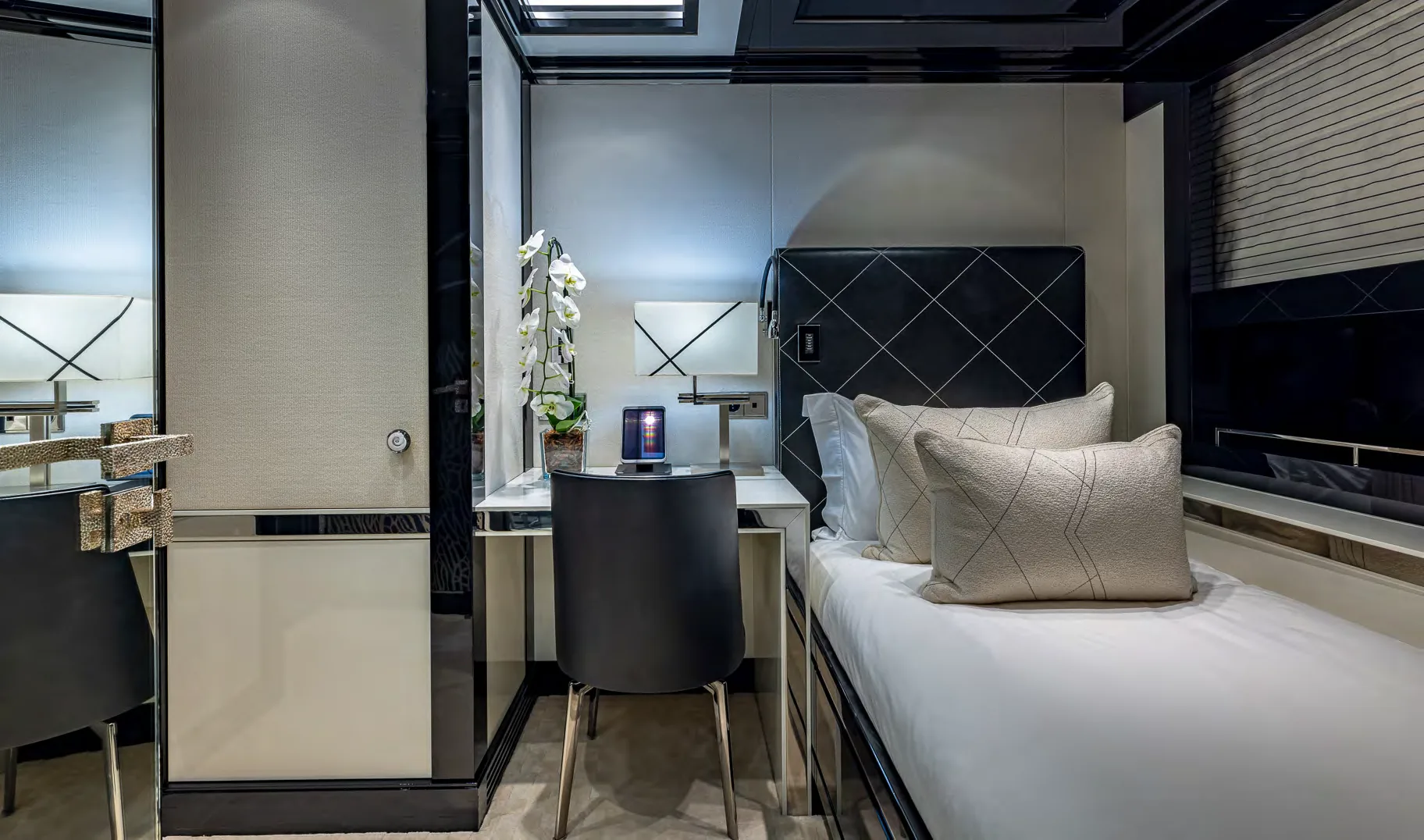 OKTO - photo 23 yacht charter Cannes