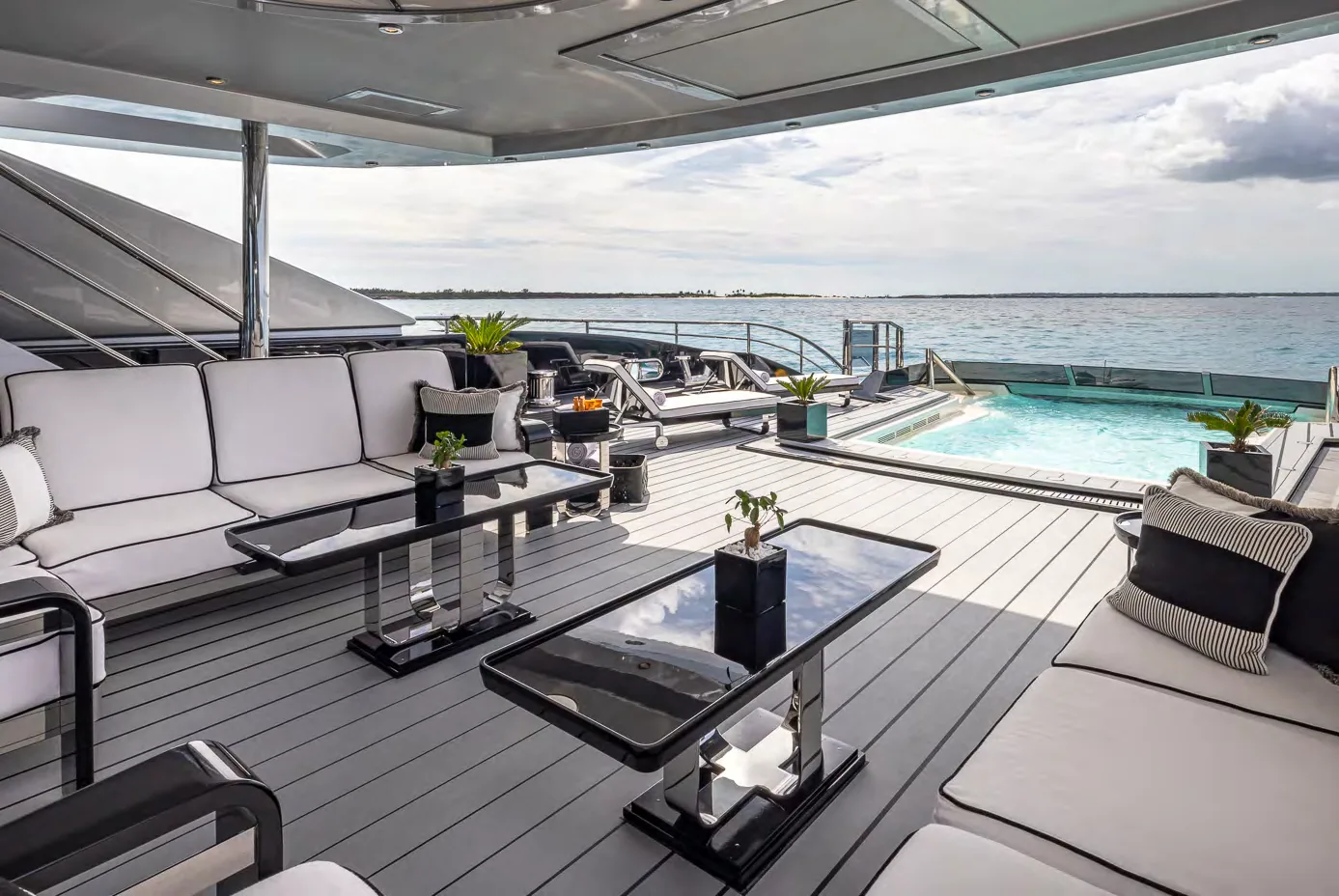 OKTO - photo 31 yacht charter Cannes