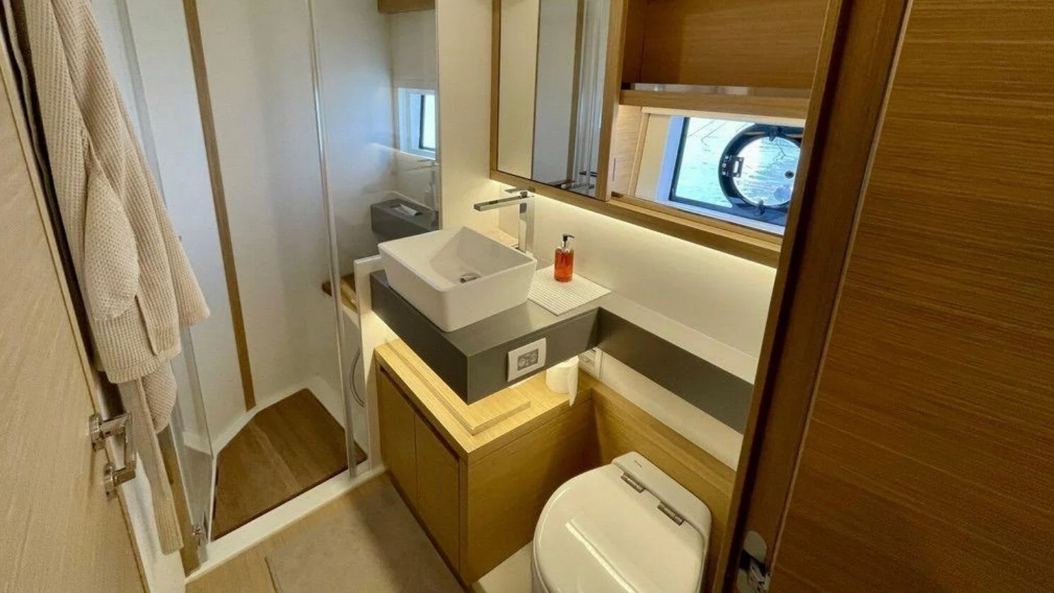 Pardo 52 GT - photo 13 yacht charter Cannes