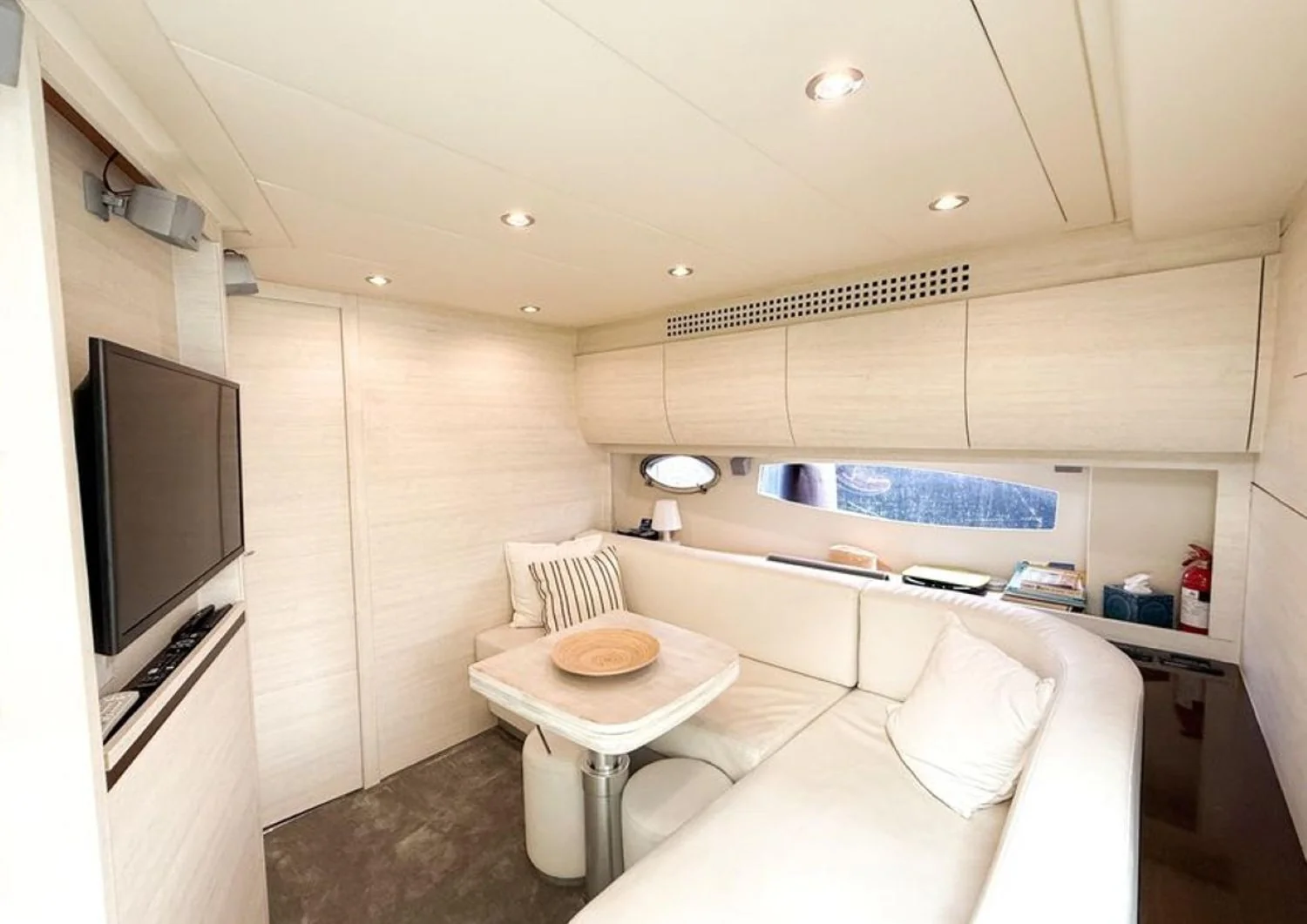 Pershing 56 - photo 6 yacht charter Cannes
