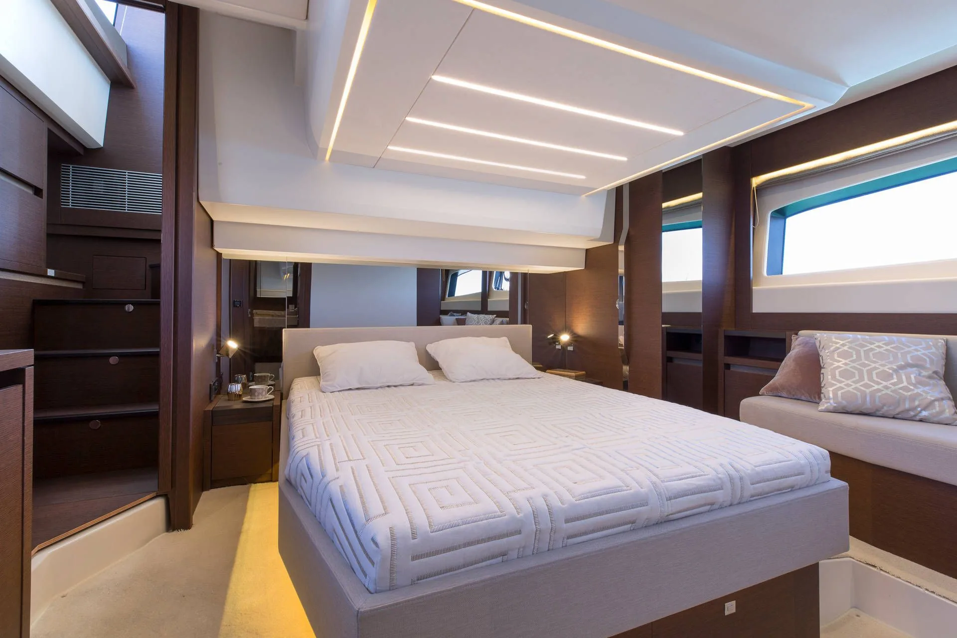 Prestige 520 Fly - photo 6 yacht charter Cannes