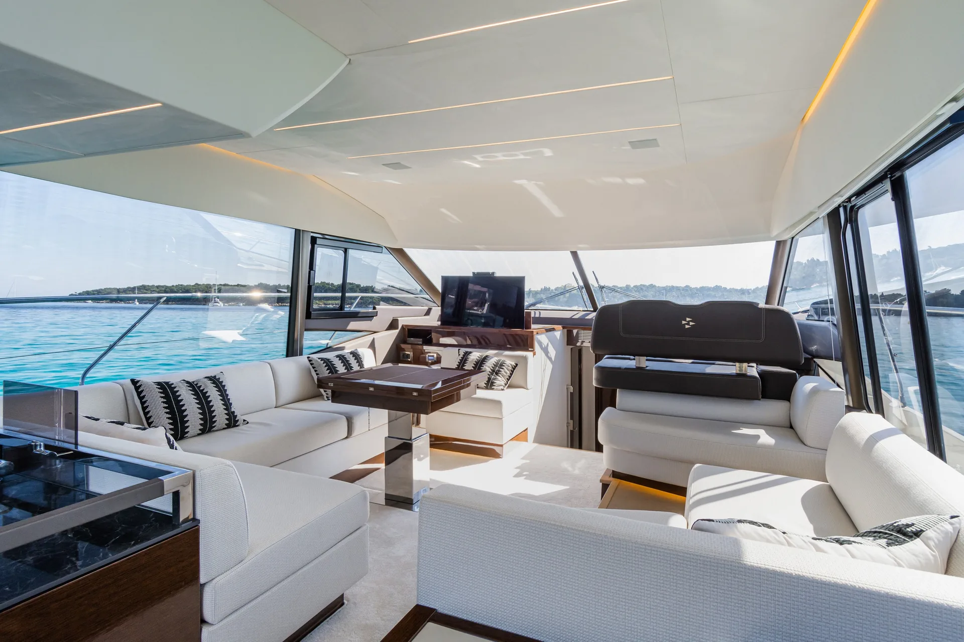 Prestige 590 - photo 7 yacht charter Cannes
