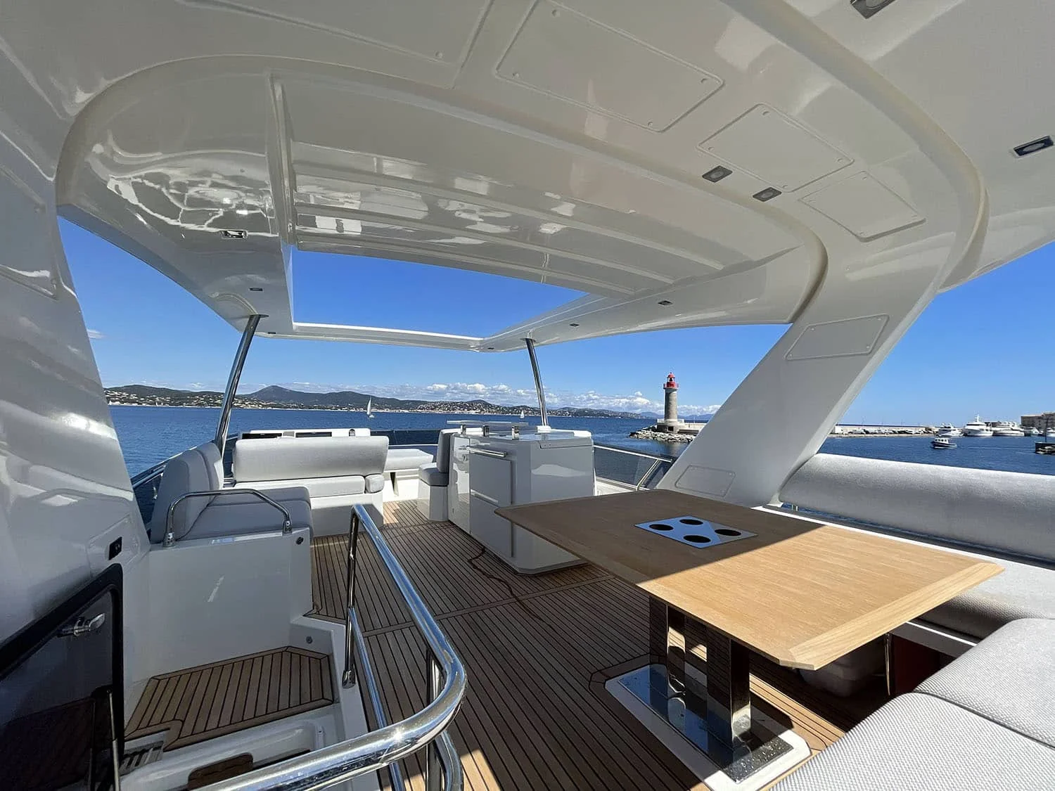 Prestige 630 Fly - photo 5 yacht charter Cannes