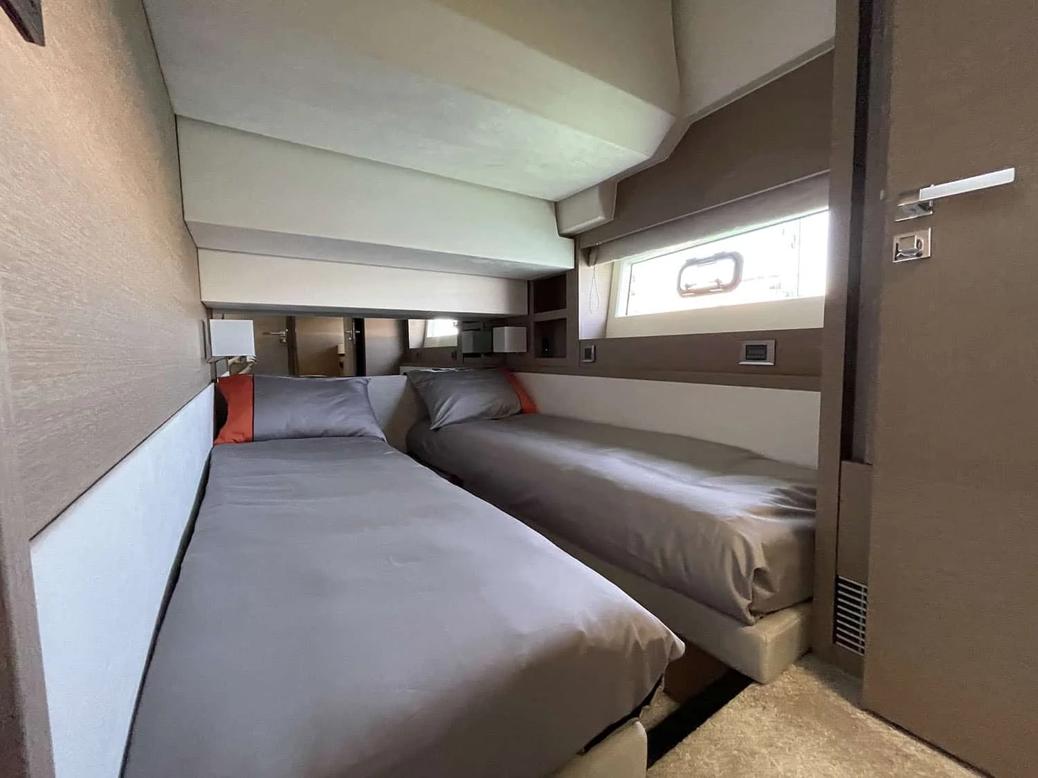Prestige 630 Fly - photo 12 yacht charter Cannes