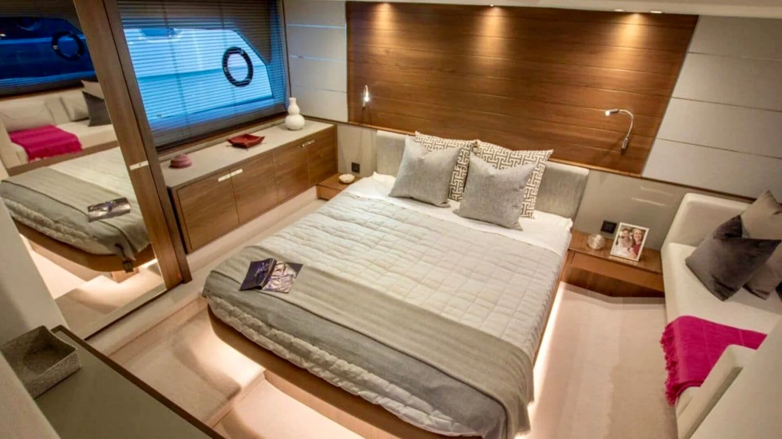 Princess V58 - photo 10 yacht charter Cannes